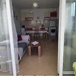 2 Bed Comfy Gem: Functional, Ideal Location, Steps To The Daire *