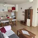 Daire 2 Bed Comfy Gem: Functional, Ideal Location, Steps To The