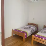 2 Bed Comfy Gem: Functional, Ideal Location, Steps To The Daire Blace