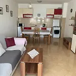 2 Bed Comfy Gem: Functional, Ideal Location, Steps To The Blace