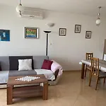 2 Bed Comfy Gem: Functional, Ideal Location, Steps To The Blace