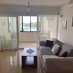 2 Bed Comfy Gem: Functional, Ideal Location, Steps To The * Blace