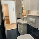 2 Bed Comfy Gem: Functional, Ideal Location, Steps To The Blace