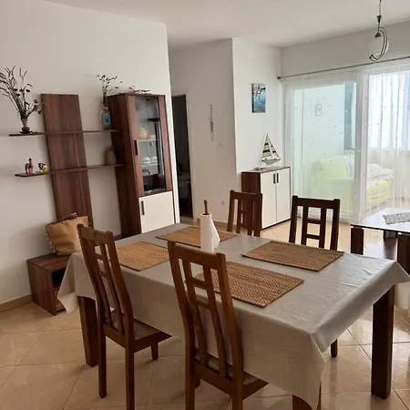 2 Bed Comfy Gem: Functional, Ideal Location, Steps To The * Blace