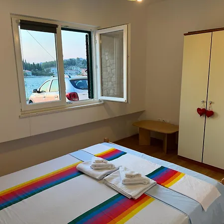 2 Bed Comfy Gem: Functional, Ideal Location, Steps To The Daire Blace