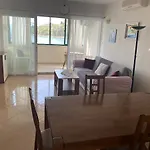 2 Bed Comfy Gem: Functional, Ideal Location, Steps To The * Blace