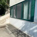 2 Bed Comfy Gem: Functional, Ideal Location, Steps To The * Blace