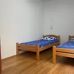2 Bed Comfy Gem: Functional, Ideal Location, Steps To The Apartmán