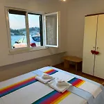 2 Bed Comfy Gem: Functional, Ideal Location, Steps To The * Blace