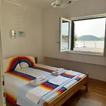 2 Bed Comfy Gem: Functional, Ideal Location, Steps To The