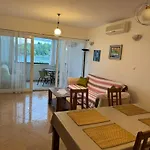 Apartment 2 Bed Comfy Gem: Functional, Ideal Location, Steps To The