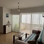 Apartment 2 Bed Comfy Gem: Functional, Ideal Location, Steps To The *