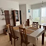 2 Bed Comfy Gem: Functional, Ideal Location, Steps To The Blace