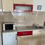 2 Bed Comfy Gem: Functional, Ideal Location, Steps To The Blace