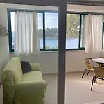 2 Bed Comfy Gem: Functional, Ideal Location, Steps To The Blace