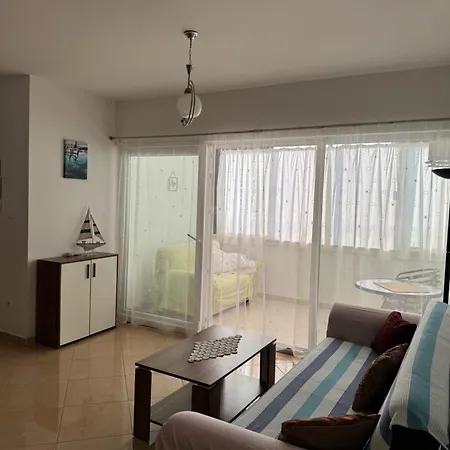 2 Bed Comfy Gem: Functional, Ideal Location, Steps To The