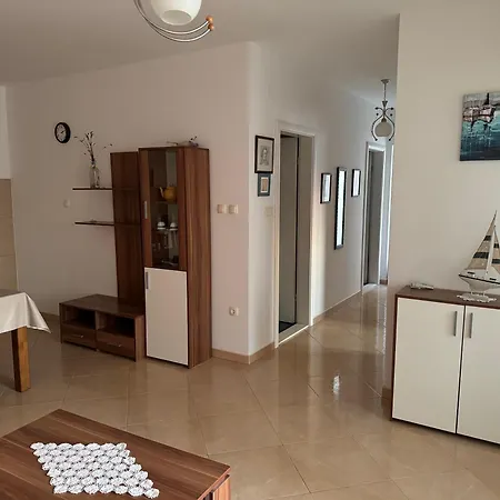 2 Bed Comfy Gem: Functional, Ideal Location, Steps To The