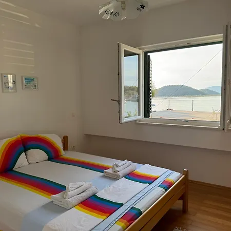 2 Bed Comfy Gem: Functional, Ideal Location, Steps To The