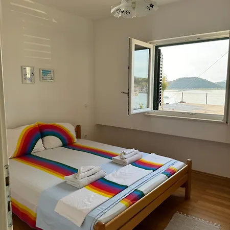 2 Bed Comfy Gem: Functional, Ideal Location, Steps To The