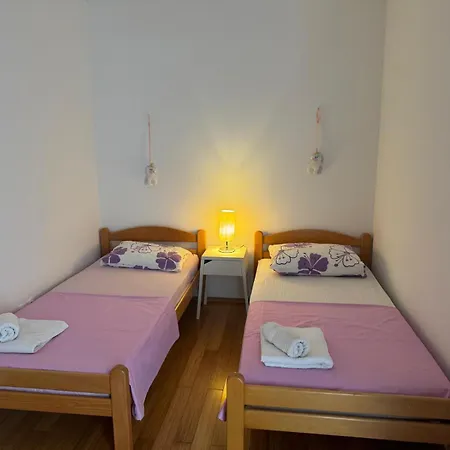 Apartman 2 Bed Comfy Gem: Functional, Ideal Location, Steps To The Blace