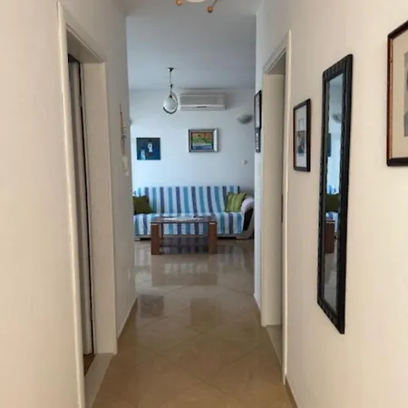 2 Bed Comfy Gem: Functional, Ideal Location, Steps To The *