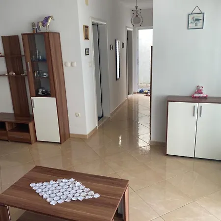 2 Bed Comfy Gem: Functional, Ideal Location, Steps To The *