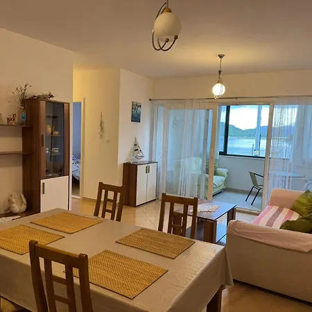 Apartment 2 Bed Comfy Gem: Functional, Ideal Location, Steps To The *