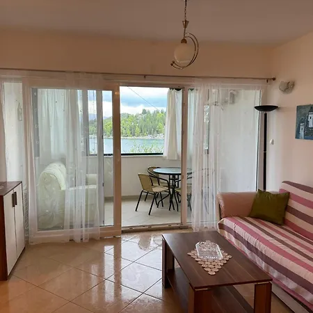 2 Bed Comfy Gem: Functional, Ideal Location, Steps To The *