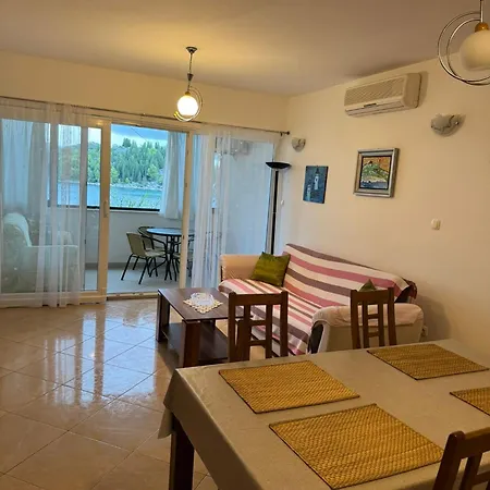 Apartman 2 Bed Comfy Gem: Functional, Ideal Location, Steps To The