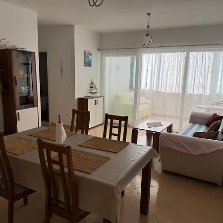 2 Bed Comfy Gem: Functional, Ideal Location, Steps To The *