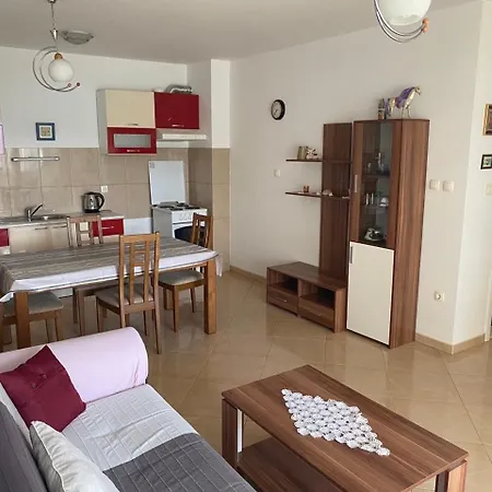 Apartment 2 Bed Comfy Gem: Functional, Ideal Location, Steps To The