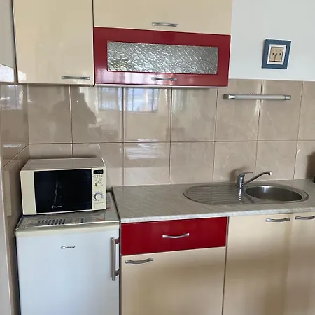 2 Bed Comfy Gem: Functional, Ideal Location, Steps To The Blace
