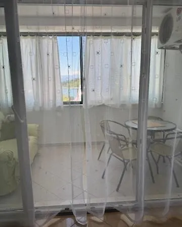 2 Bed Comfy Gem: Functional, Ideal Location, Steps To The Апартаменты Блаце