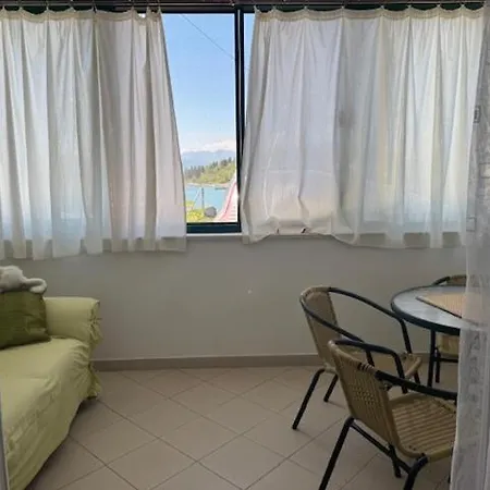 2 Bed Comfy Gem: Functional, Ideal Location, Steps To The * Blace
