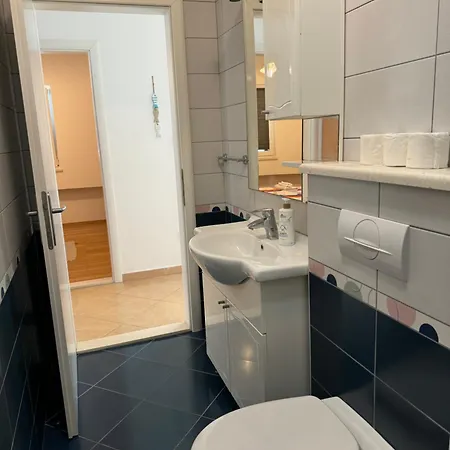 2 Bed Comfy Gem: Functional, Ideal Location, Steps To The *