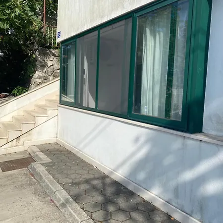 2 Bed Comfy Gem: Functional, Ideal Location, Steps To The Блаце