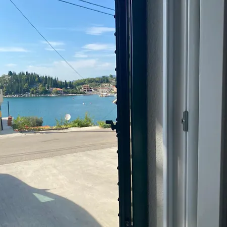 2 Bed Comfy Gem: Functional, Ideal Location, Steps To The *